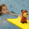 Volles Schwimmbad beim Nikolausschwimmen
